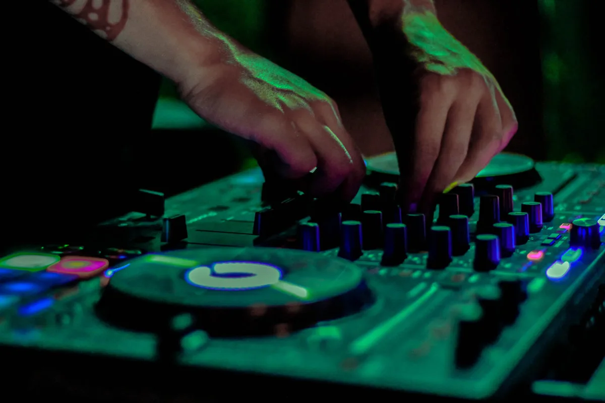 dj spinning tracks on decks