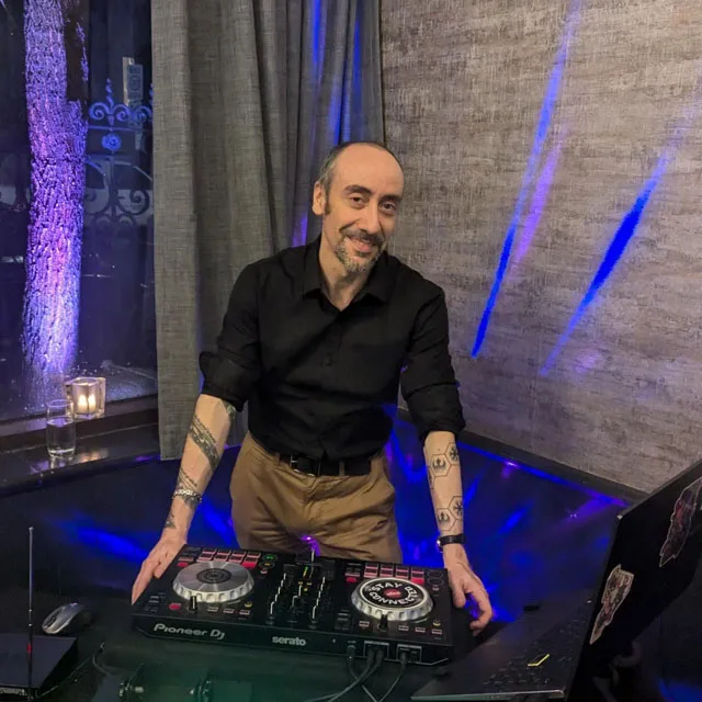Chris Z DJing
